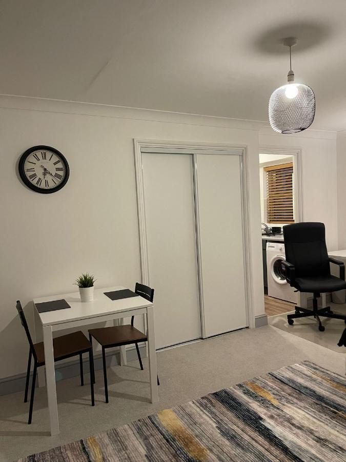 Stunning Studio Flat - Free Parking - 3 Min From Sutton Station Apartment Exterior photo