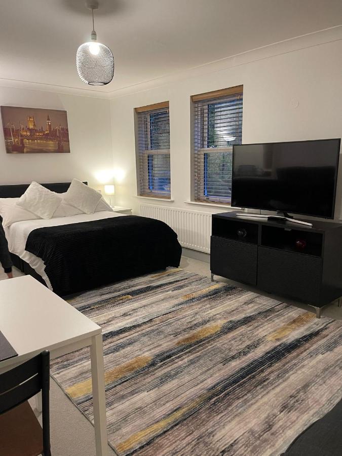 Stunning Studio Flat - Free Parking - 3 Min From Sutton Station Apartment Exterior photo